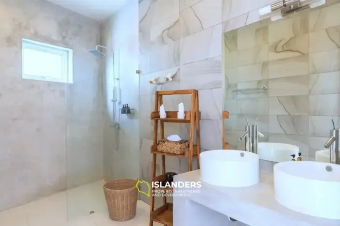Spacious 5 bdrm pool villa with 180 degree sea view