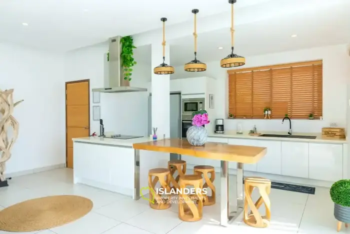 Spacious 5 bdrm pool villa with 180 degree sea view