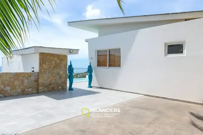 Spacious 5 bdrm pool villa with 180 degree sea view