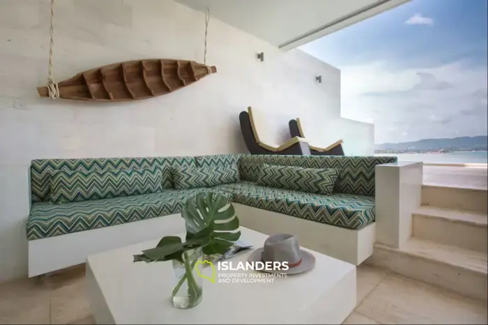 Poolvilla mit 4 Schlafzimmern und Blick auf den Strand und das Meer.