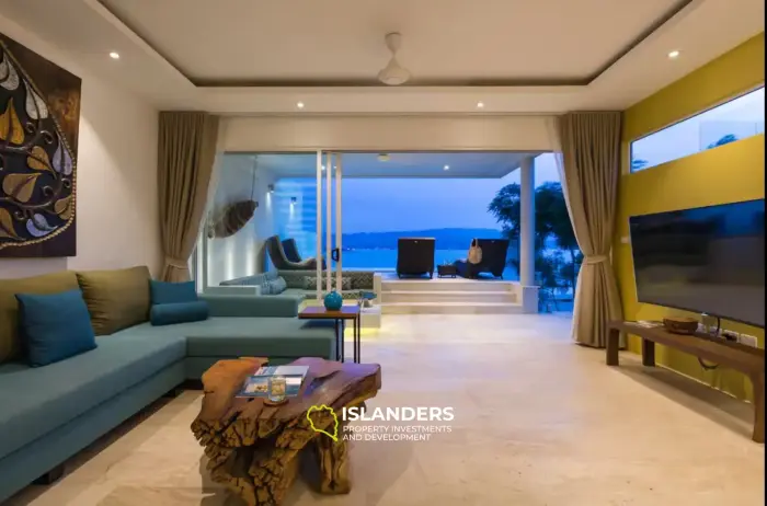 Poolvilla mit 4 Schlafzimmern und Blick auf den Strand und das Meer.