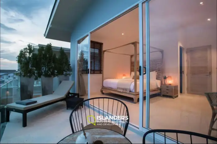 Poolvilla mit 4 Schlafzimmern und Blick auf den Strand und das Meer.