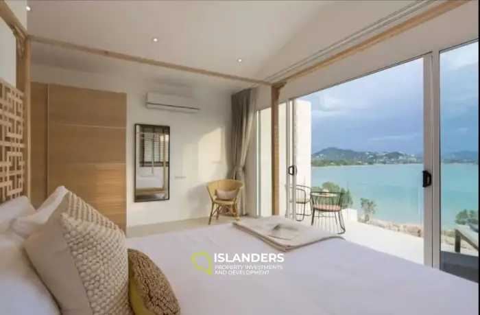 Poolvilla mit 4 Schlafzimmern und Blick auf den Strand und das Meer.