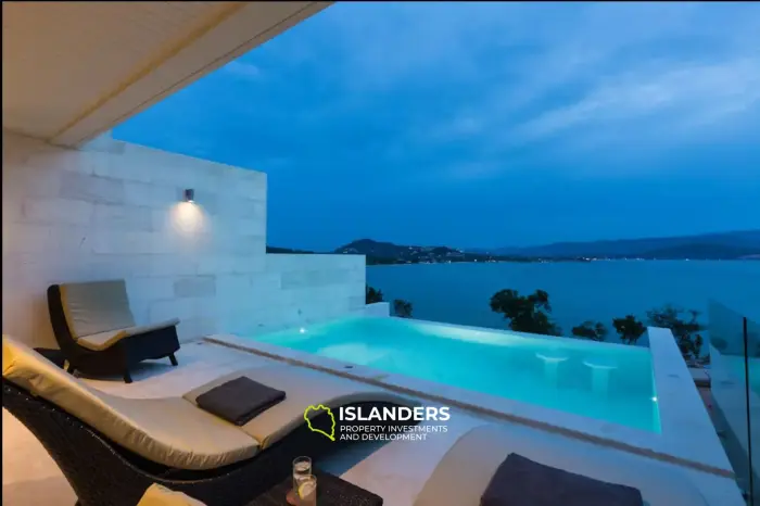 Poolvilla mit 4 Schlafzimmern und Blick auf den Strand und das Meer.