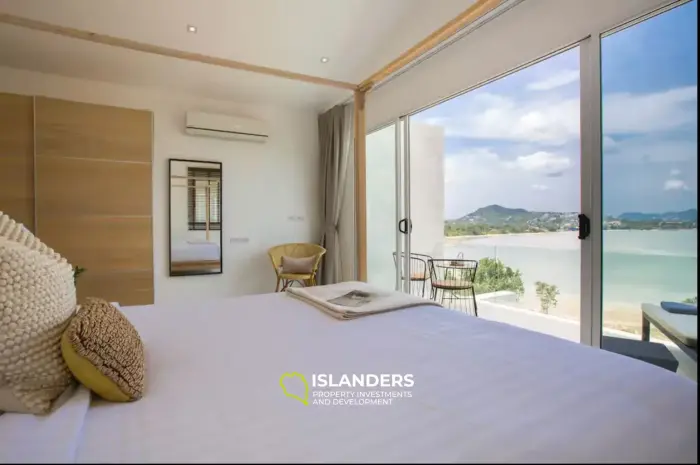 Poolvilla mit 4 Schlafzimmern und Blick auf den Strand und das Meer.