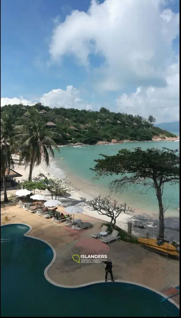 Poolvilla mit 4 Schlafzimmern und Blick auf den Strand und das Meer.