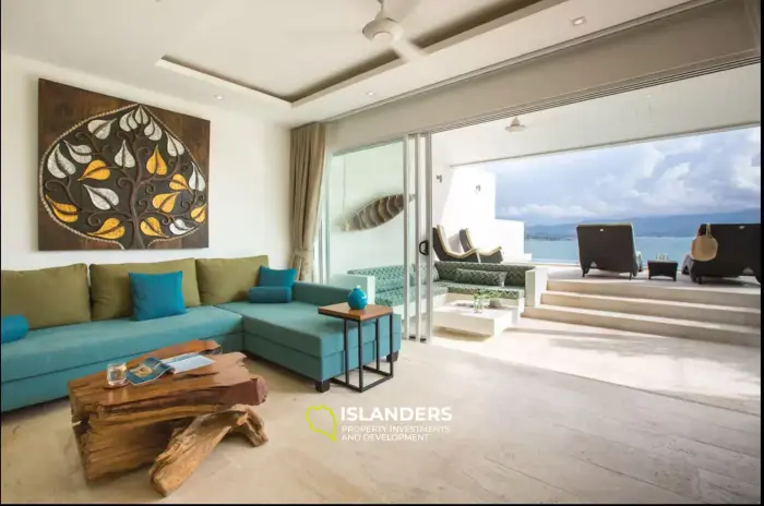Poolvilla mit 4 Schlafzimmern und Blick auf den Strand und das Meer.