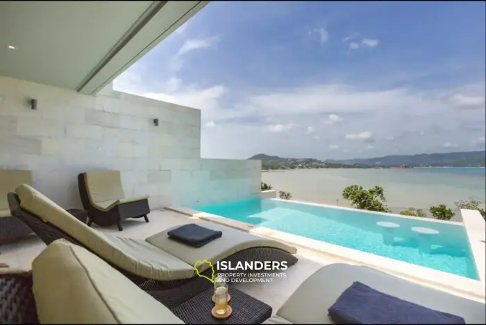 Poolvilla mit 4 Schlafzimmern und Blick auf den Strand und das Meer.