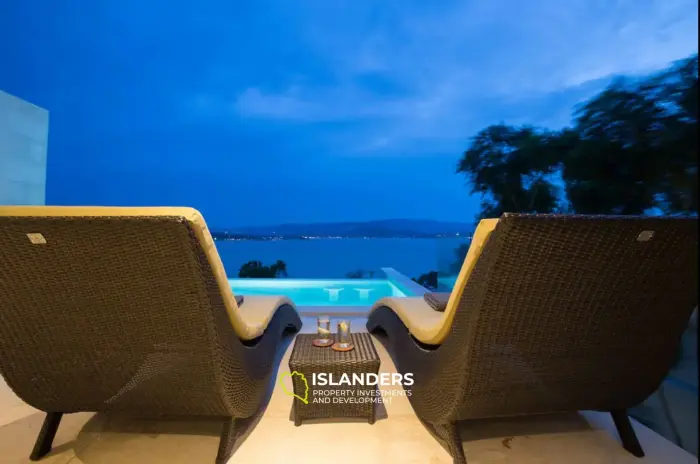 Poolvilla mit 4 Schlafzimmern und Blick auf den Strand und das Meer.