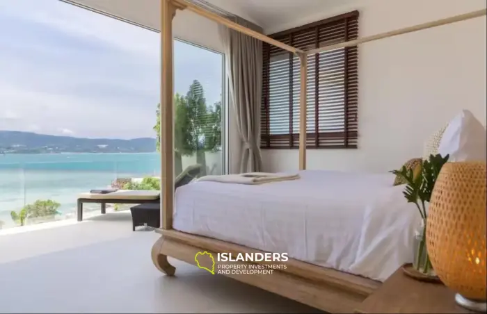Poolvilla mit 4 Schlafzimmern und Blick auf den Strand und das Meer.