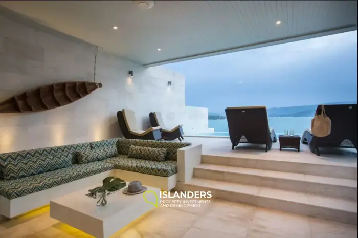 Poolvilla mit 4 Schlafzimmern und Blick auf den Strand und das Meer.