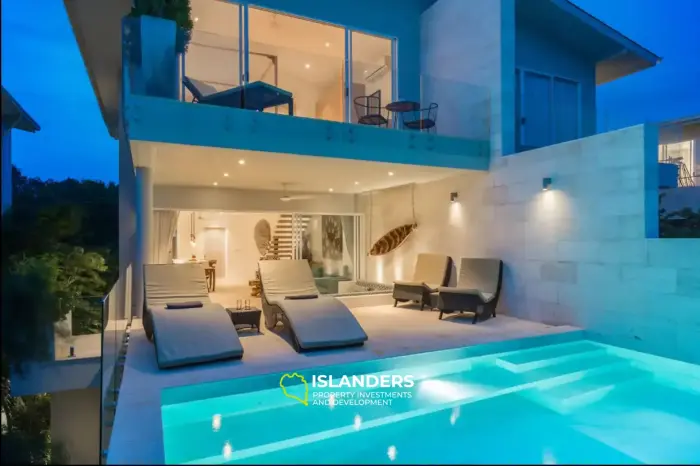 Poolvilla mit 4 Schlafzimmern und Blick auf den Strand und das Meer.