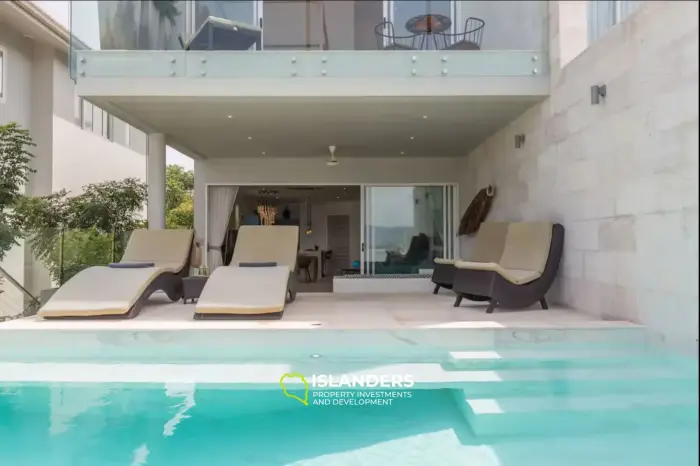 Poolvilla mit 4 Schlafzimmern und Blick auf den Strand und das Meer.