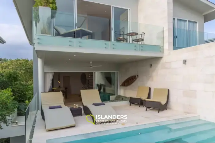Poolvilla mit 4 Schlafzimmern und Blick auf den Strand und das Meer.