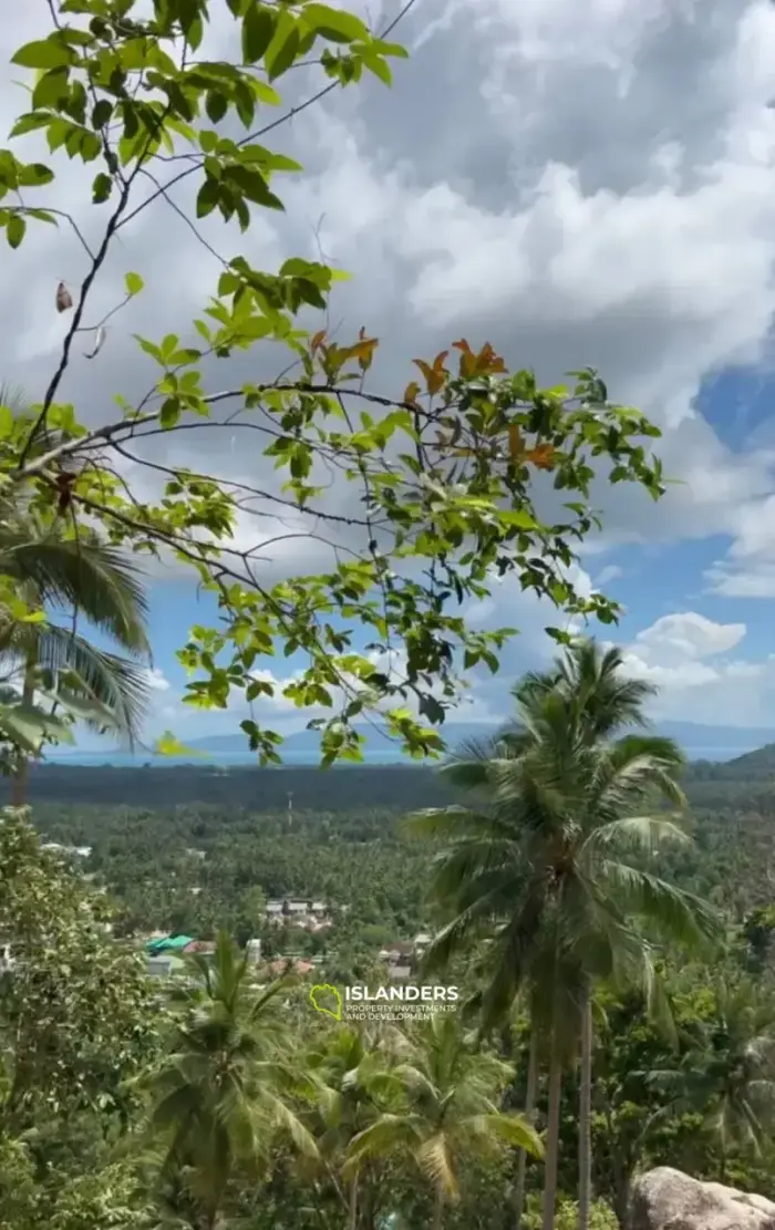 1 राय समुद्र और पहाड़ों के दृश्य के साथ