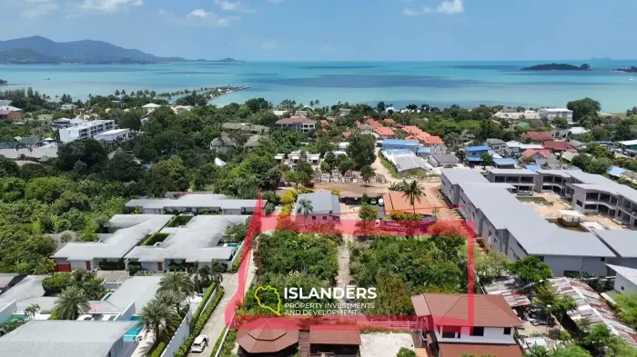 Villa moderne avec 3 chambres, grand terrain et vue sur la mer.