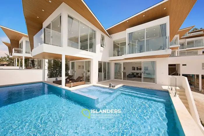 Geräumige 4-Zimmer-Villa mit Pool mit Blick auf die Berge und das Meer.
