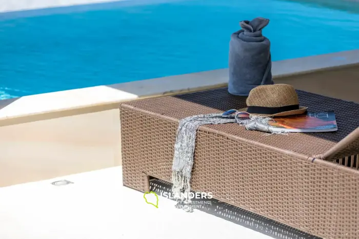Geräumige 4-Zimmer-Villa mit Pool mit Blick auf die Berge und das Meer.