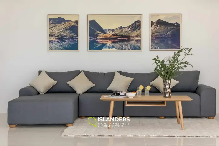 Geräumige 4-Zimmer-Villa mit Pool mit Blick auf die Berge und das Meer.