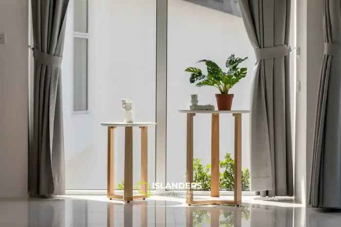 Geräumige 4-Zimmer-Villa mit Pool mit Blick auf die Berge und das Meer.
