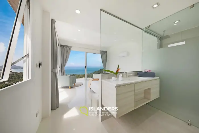 Geräumige 4-Zimmer-Villa mit Pool mit Blick auf die Berge und das Meer.