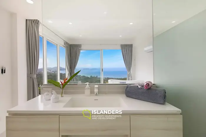 Geräumige 4-Zimmer-Villa mit Pool mit Blick auf die Berge und das Meer.