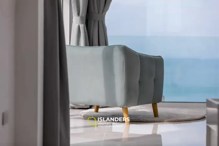 Geräumige 4-Zimmer-Villa mit Pool mit Blick auf die Berge und das Meer.