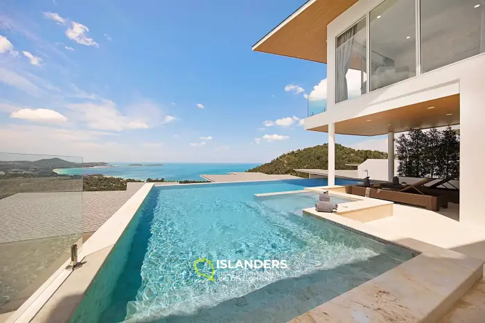 Geräumige 4-Zimmer-Villa mit Pool mit Blick auf die Berge und das Meer.