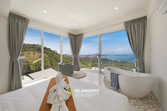 Geräumige 4-Zimmer-Villa mit Pool mit Blick auf die Berge und das Meer.