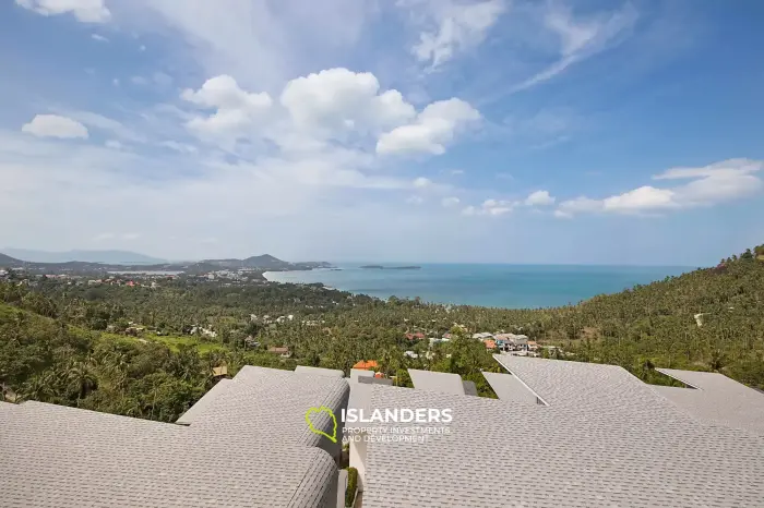 Geräumige 4-Zimmer-Villa mit Pool mit Blick auf die Berge und das Meer.