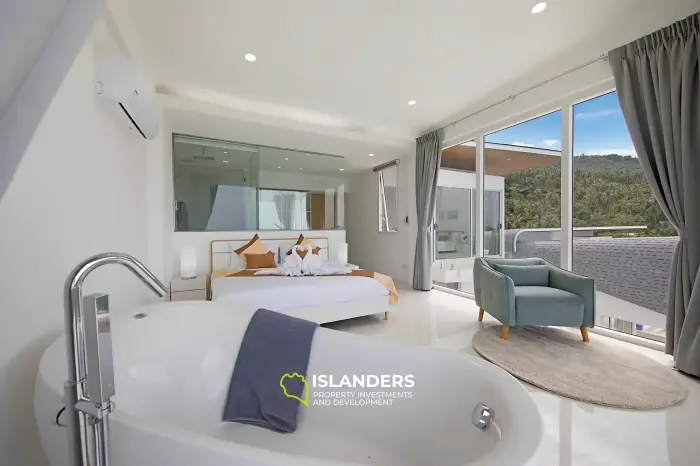 Geräumige 4-Zimmer-Villa mit Pool mit Blick auf die Berge und das Meer.