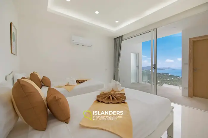 Geräumige 4-Zimmer-Villa mit Pool mit Blick auf die Berge und das Meer.