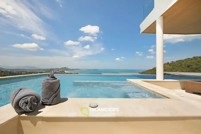 Geräumige 4-Zimmer-Villa mit Pool mit Blick auf die Berge und das Meer.
