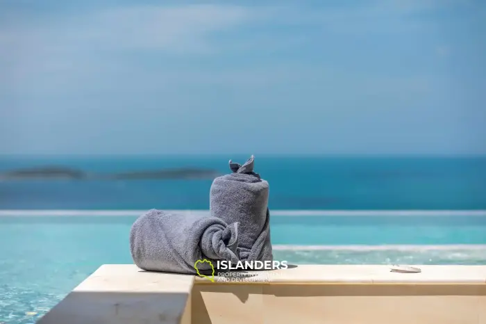 Geräumige 4-Zimmer-Villa mit Pool mit Blick auf die Berge und das Meer.