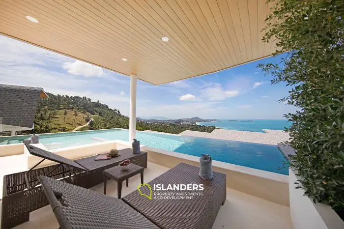 Geräumige 4-Zimmer-Villa mit Pool mit Blick auf die Berge und das Meer.