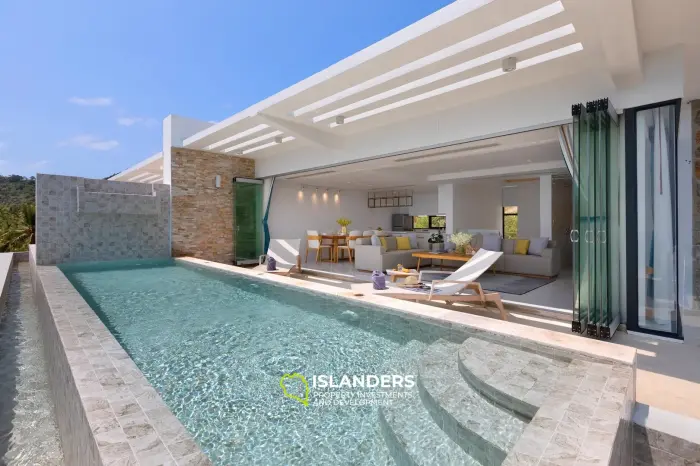 Villa de lujo de 3 habitaciones con piscina en el centro y vista al mar.