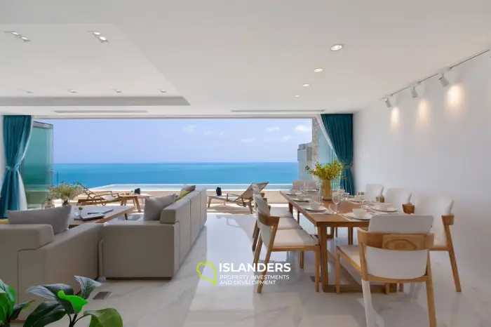 Villa de lujo de 3 habitaciones con piscina en el centro y vista al mar.