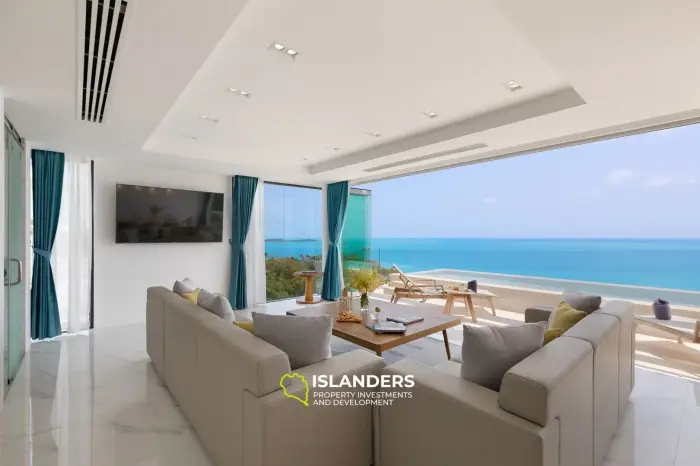 Villa de lujo de 3 habitaciones con piscina en el centro y vista al mar.