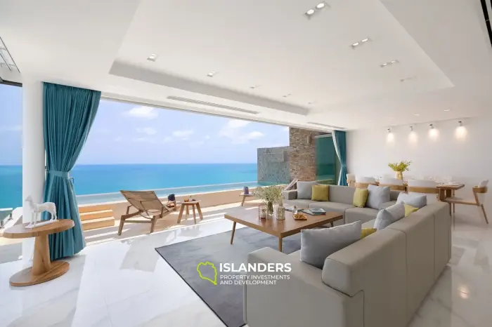 Villa de lujo de 3 habitaciones con piscina en el centro y vista al mar.