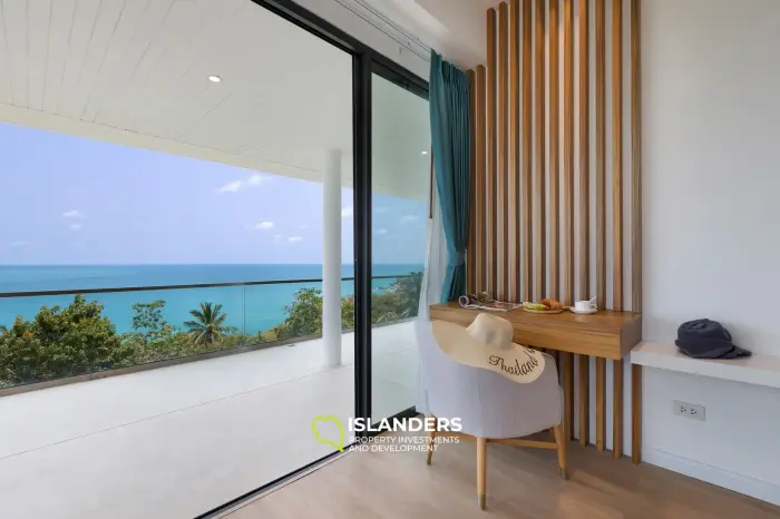 Villa de lujo de 3 habitaciones con piscina en el centro y vista al mar.