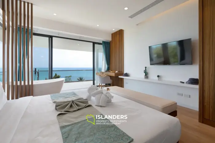 Villa de lujo de 3 habitaciones con piscina en el centro y vista al mar.