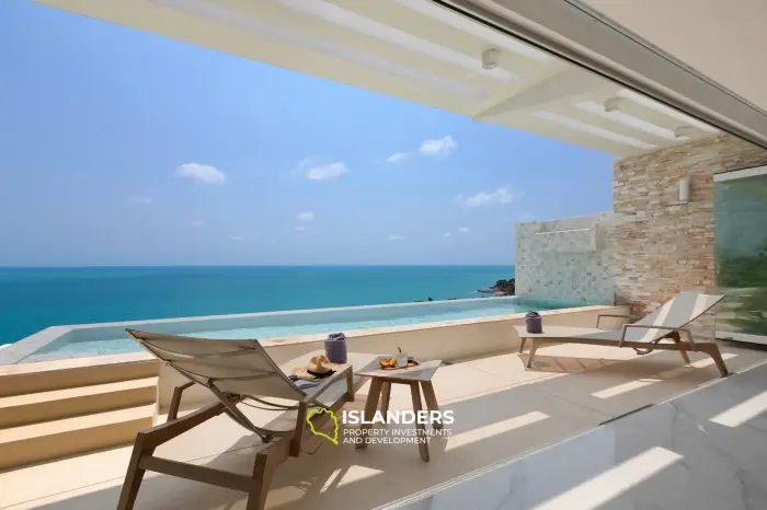 Villa de lujo de 3 habitaciones con piscina en el centro y vista al mar.