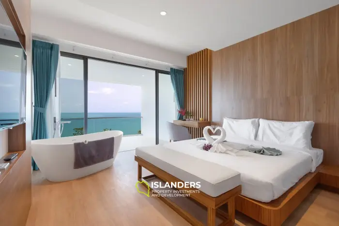 Villa de lujo de 3 habitaciones con piscina en el centro y vista al mar.
