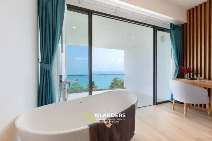 Villa de lujo de 3 habitaciones con piscina en el centro y vista al mar.