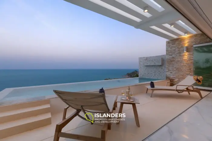 Villa de lujo de 3 habitaciones con piscina en el centro y vista al mar.
