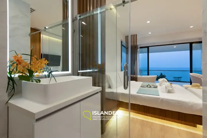 Villa de lujo de 3 habitaciones con piscina en el centro y vista al mar.