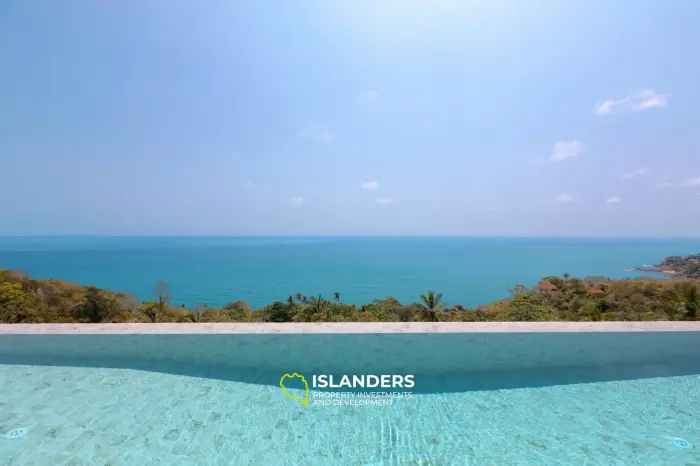 Villa de lujo de 3 habitaciones con piscina en el centro y vista al mar.