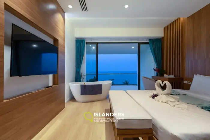 Villa de lujo de 3 habitaciones con piscina en el centro y vista al mar.
