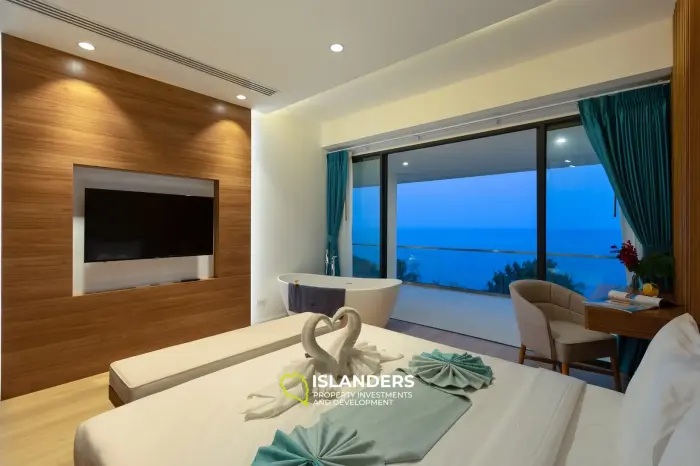Villa de lujo de 3 habitaciones con piscina en el centro y vista al mar.