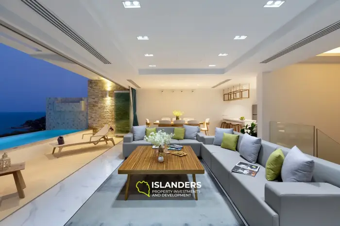 Villa de lujo de 3 habitaciones con piscina en el centro y vista al mar.